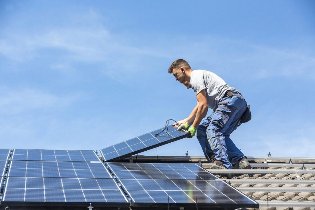 zonnepanelen die worden geplaatst door medewerkers van PV-Projecten