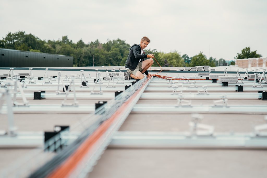 zakelijke zonnepaneleninstallatie die wordt gerealiseerd door PV-Projecten