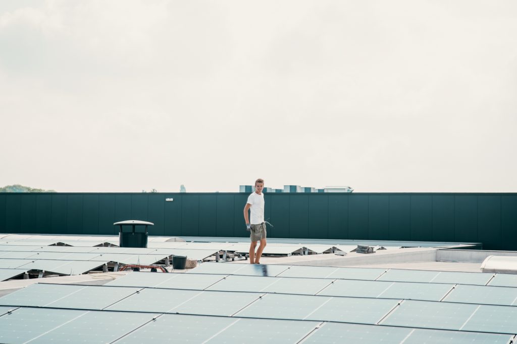 zakelijke zonnepaneleninstallatie die wordt gerealiseerd door PV-Projecten