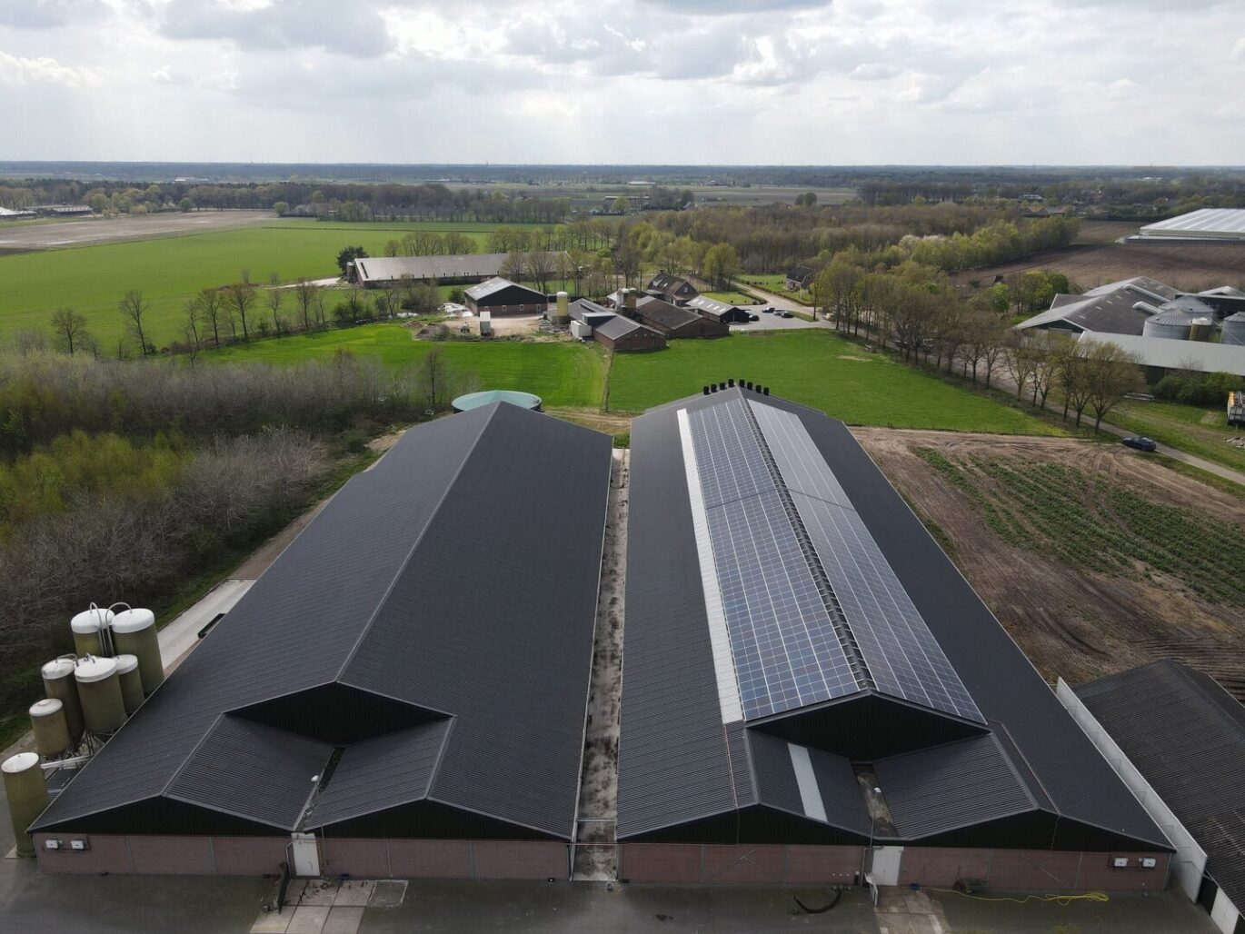 agrarische zonnepaneleninstallatie gerealiseerd door PV-Projecten