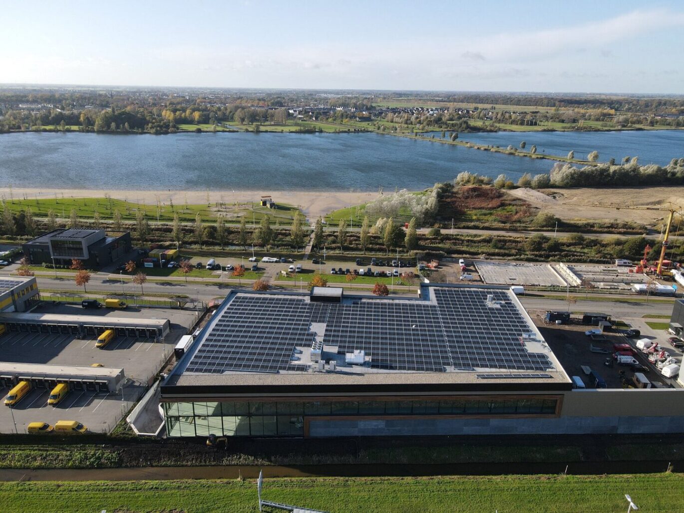 gerealiseerde zakelijke zonnepaneleninstallatie van PV-Projecten