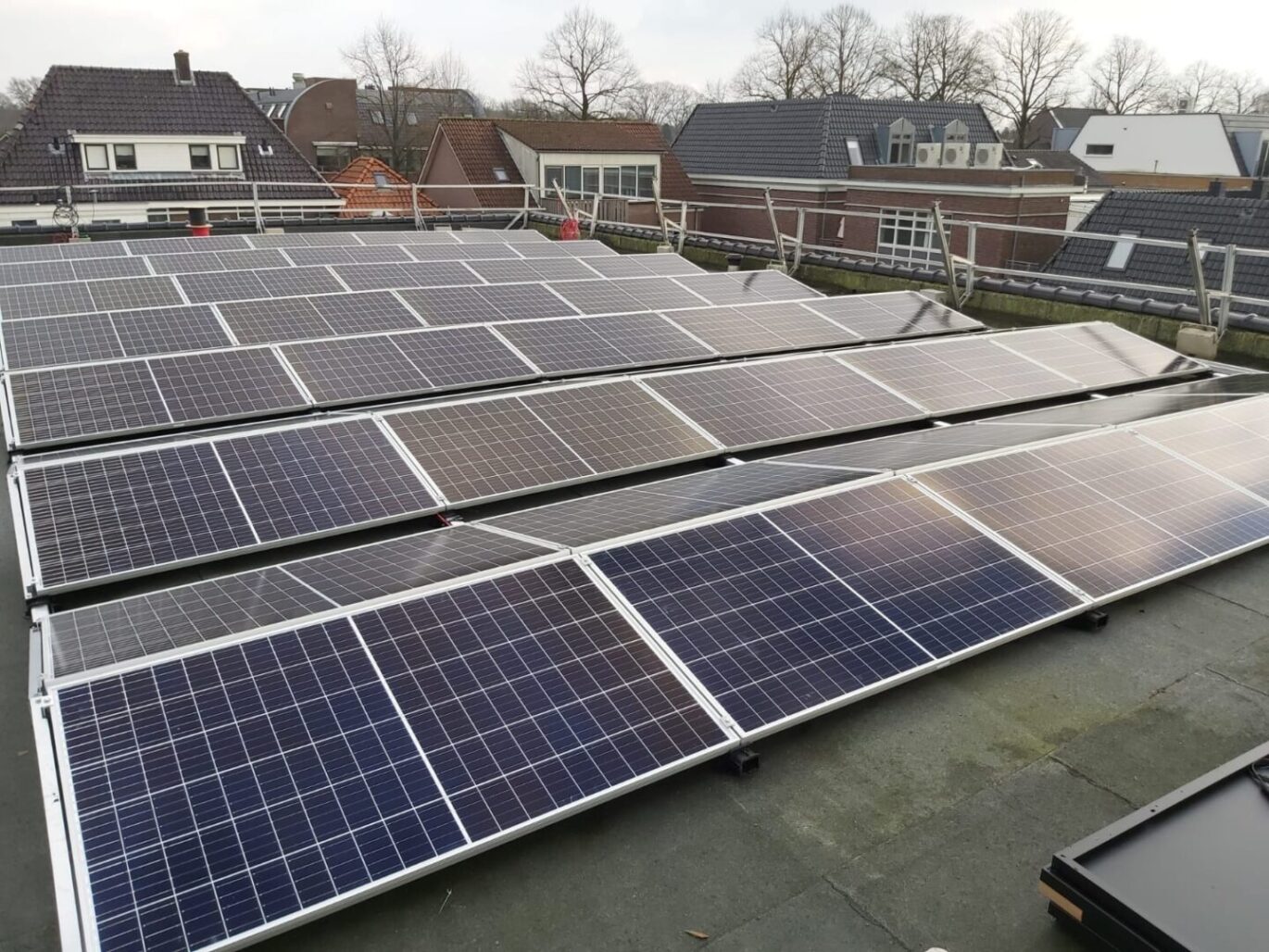 gerealiseerde zakelijke zonnepaneleninstallatie van PV-Projecten