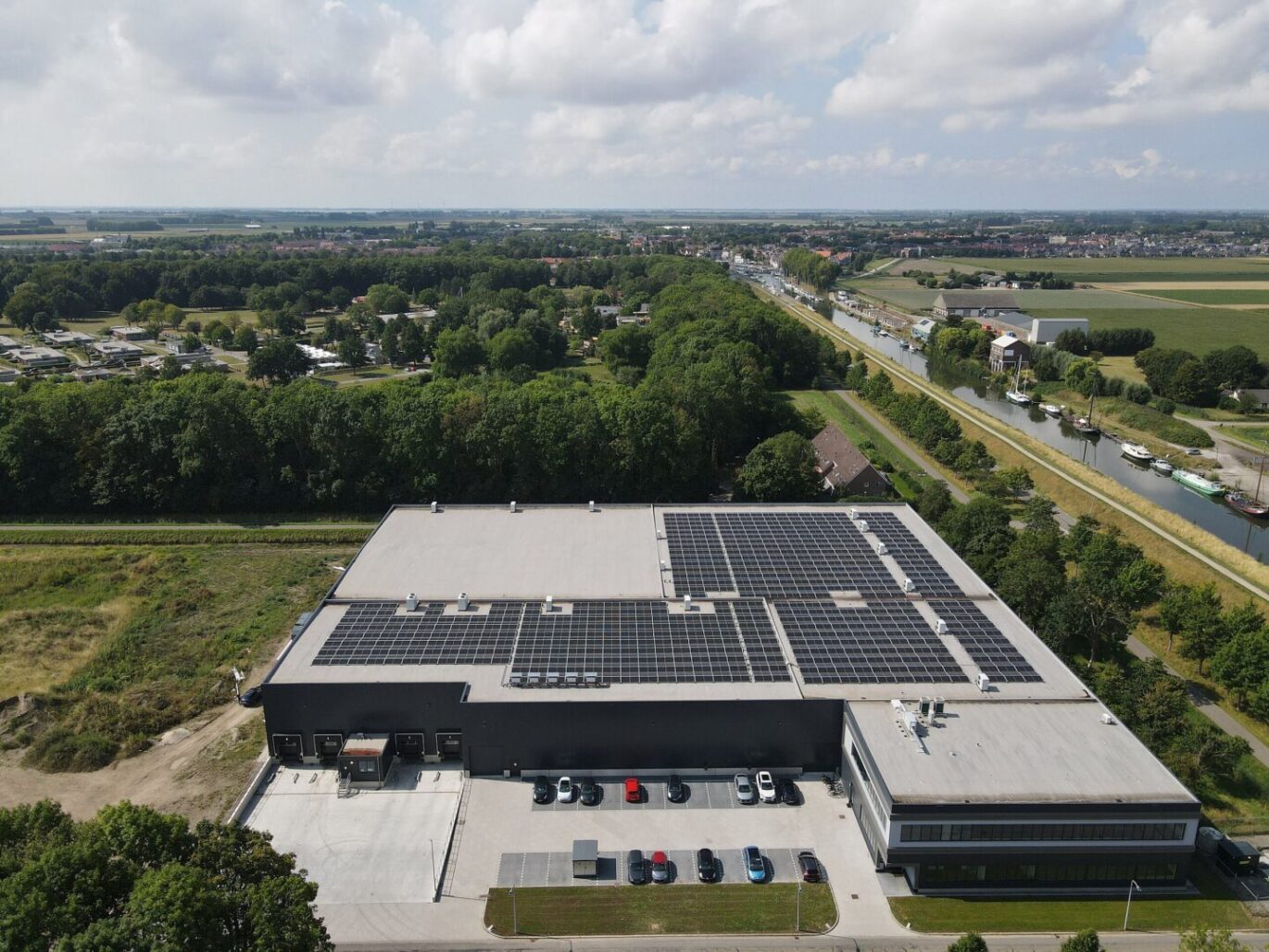 zakelijke zonnepaneleninstallatie gerealiseerd door PV-Projecten