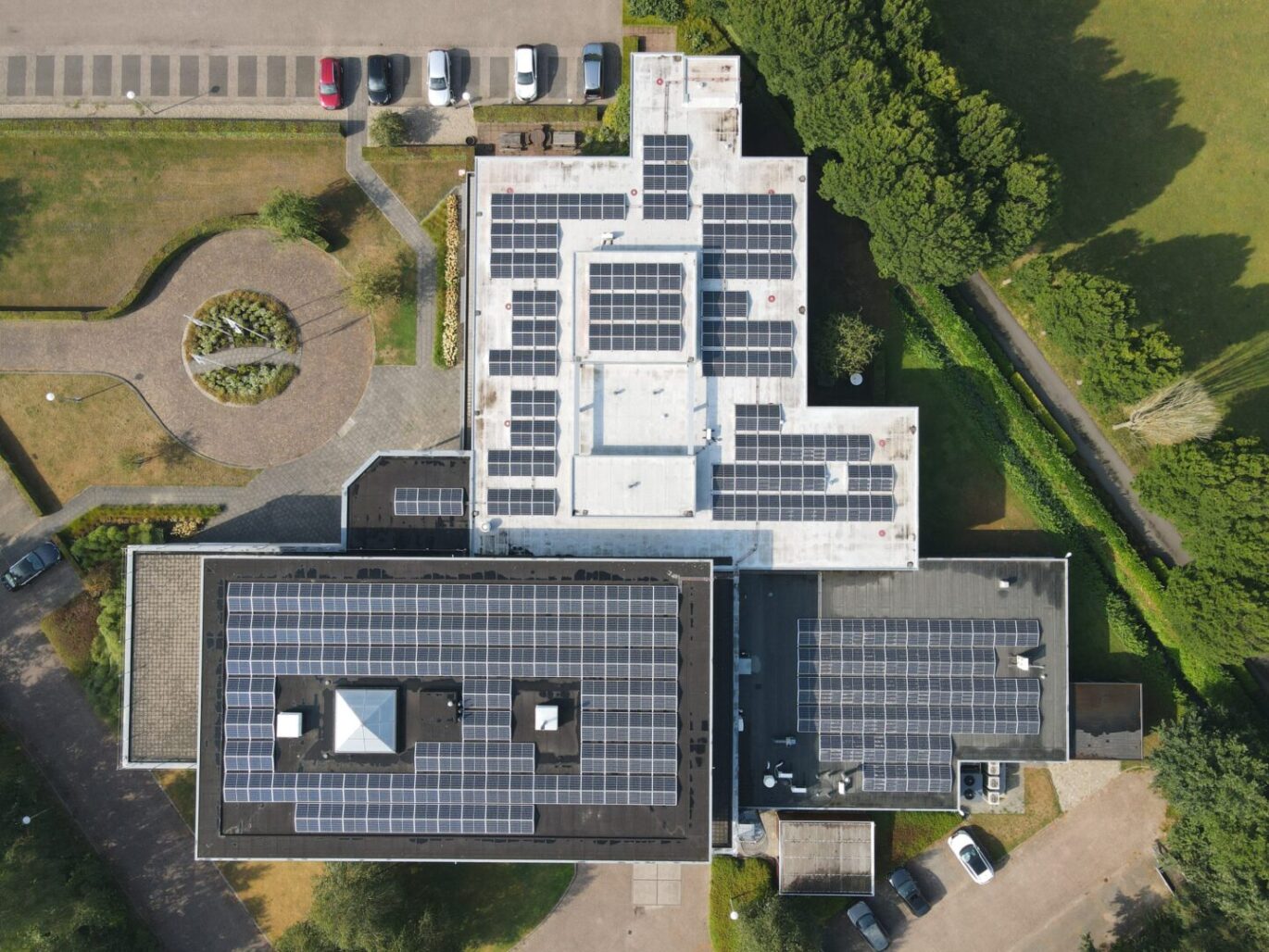 zakelijke zonnepaneleninstallatie gerealiseerd door PV-Projecten