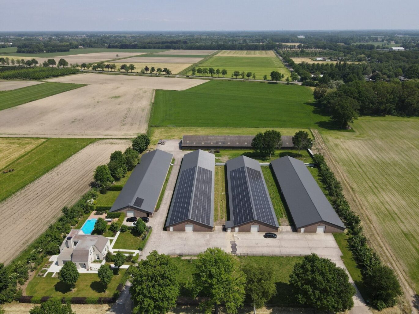 agrarische zonnepaneleninstallatie gerealiseerd door PV-Projecten