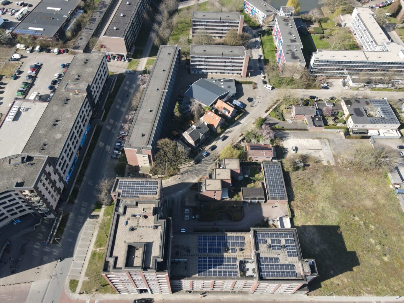 gerealiseerde zakelijke zonnepaneleninstallatie van PV-Projecten