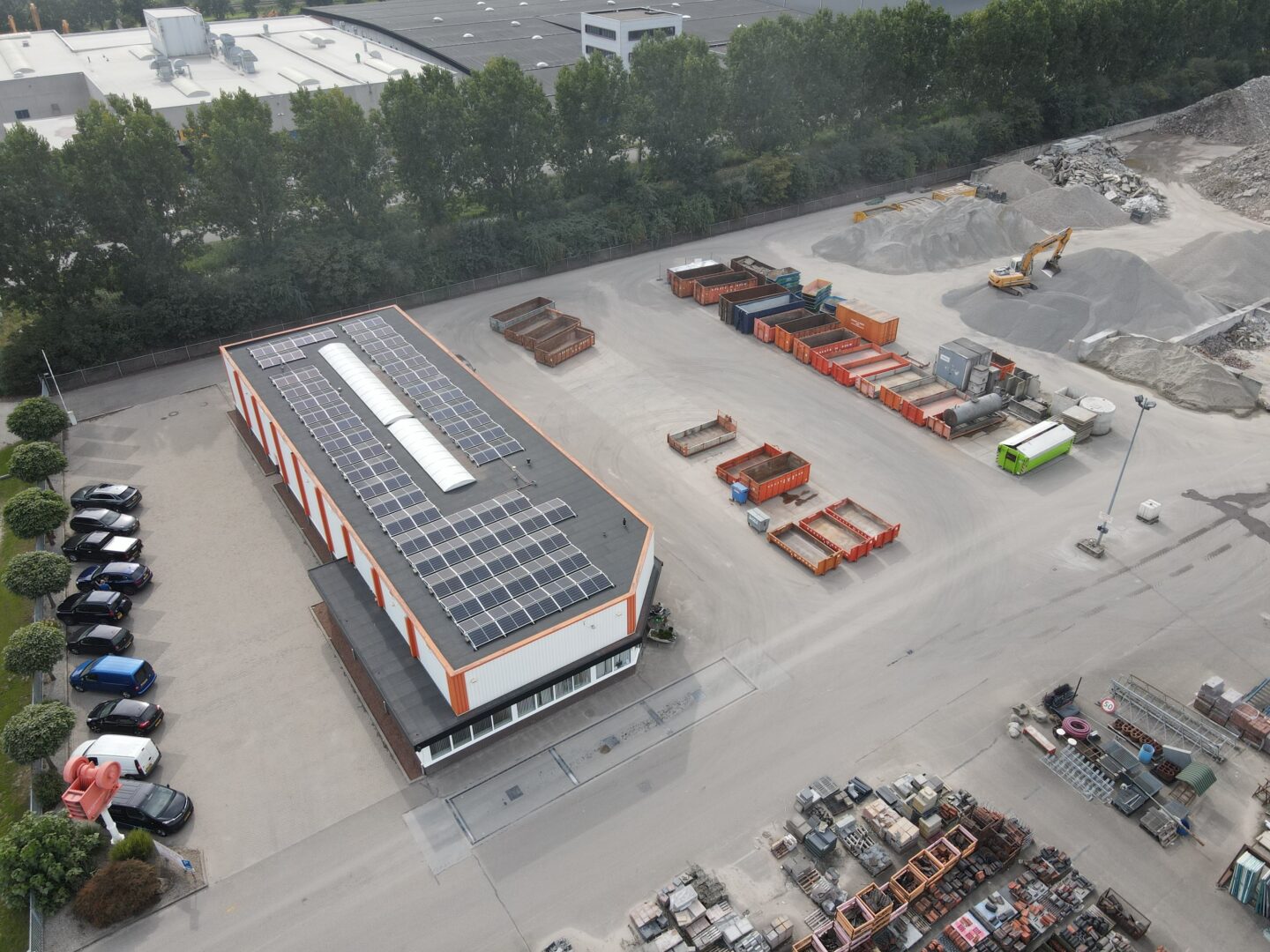 gerealiseerde zakelijke zonnepaneleninstallatie van PV-Projecten
