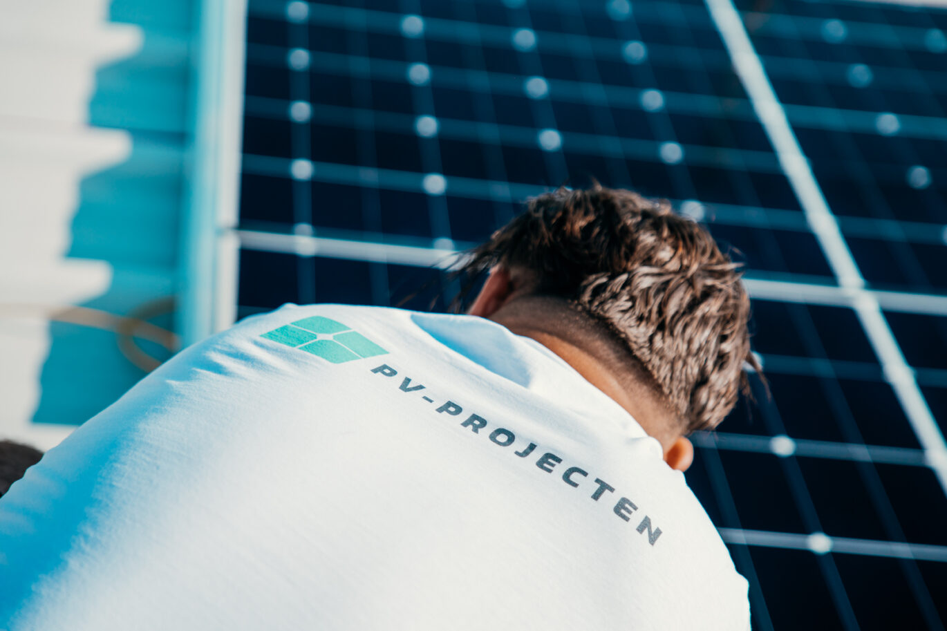 zakelijke zonnepaneleninstallatie die wordt gerealiseerd door PV-Projecten