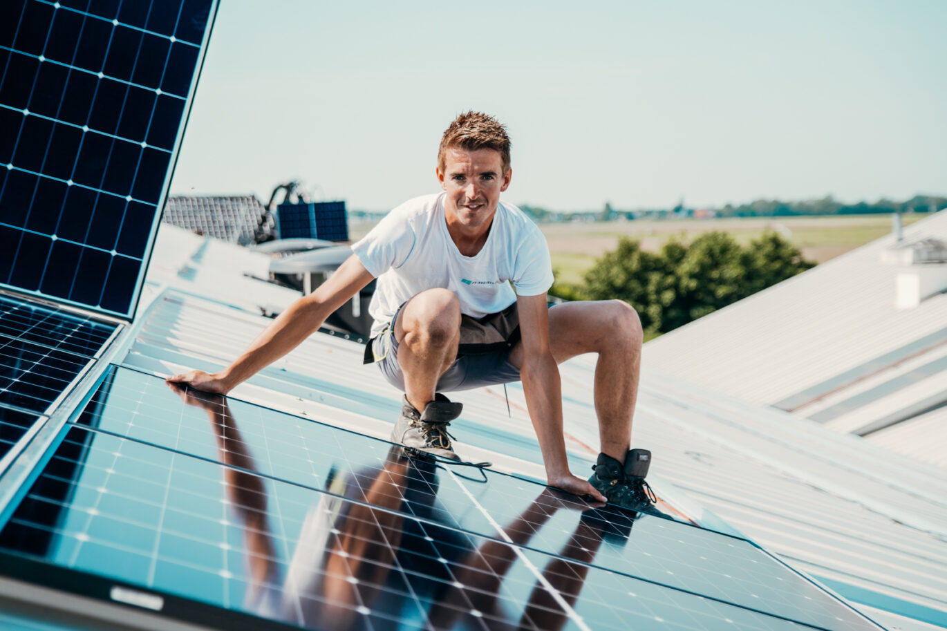 zakelijke zonnepaneleninstallatie die wordt gerealiseerd door PV-Projecten