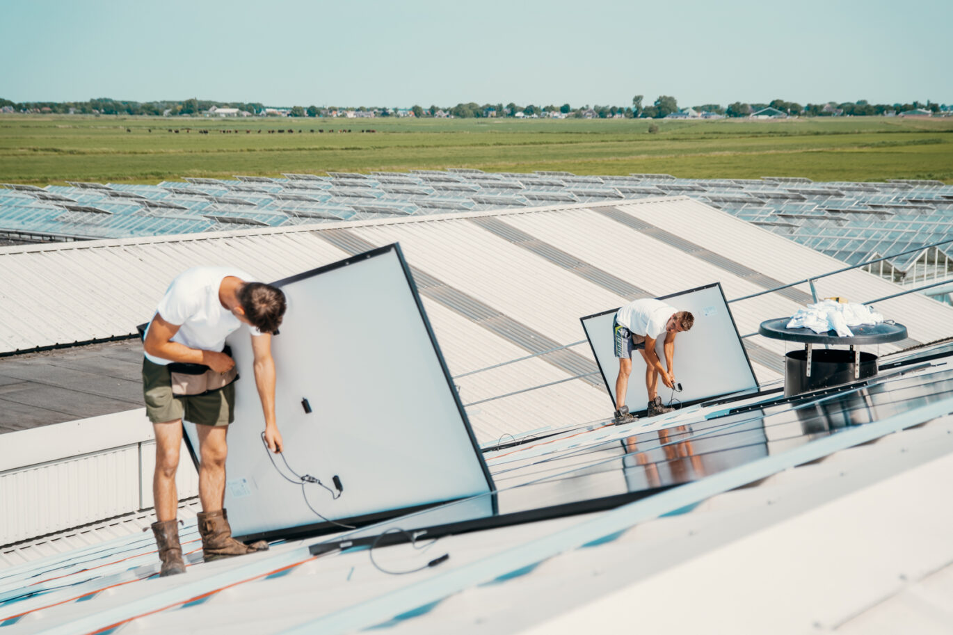 zakelijke zonnepaneleninstallatie die wordt gerealiseerd door PV-Projecten