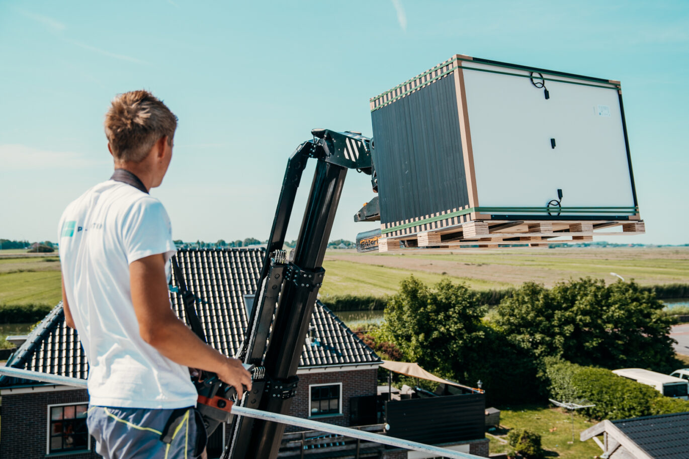 zakelijke zonnepaneleninstallatie die wordt gerealiseerd door PV-Projecten