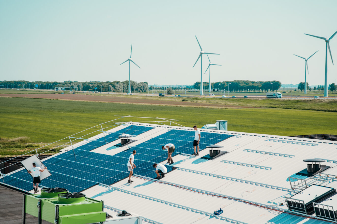 zakelijke zonnepaneleninstallatie die wordt gerealiseerd door PV-Projecten