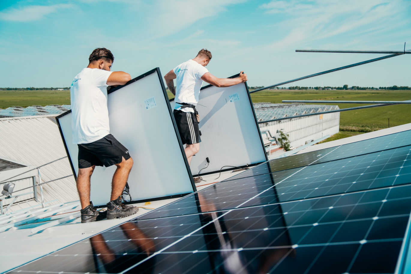 zakelijke zonnepaneleninstallatie die wordt gerealiseerd door PV-Projecten