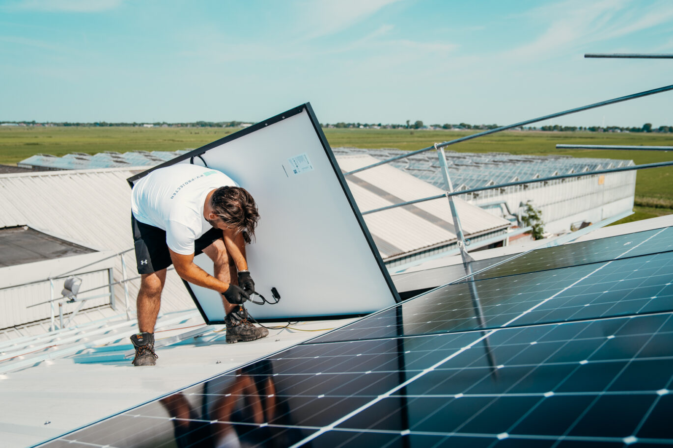 zakelijke zonnepaneleninstallatie die wordt gerealiseerd door PV-Projecten