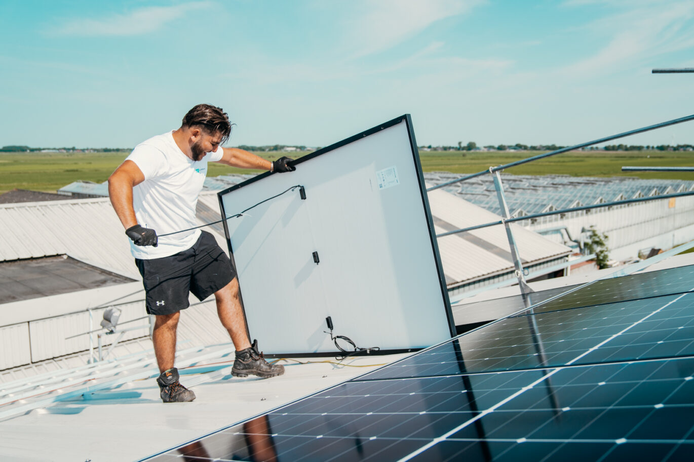 zakelijke zonnepaneleninstallatie die wordt gerealiseerd door PV-Projecten