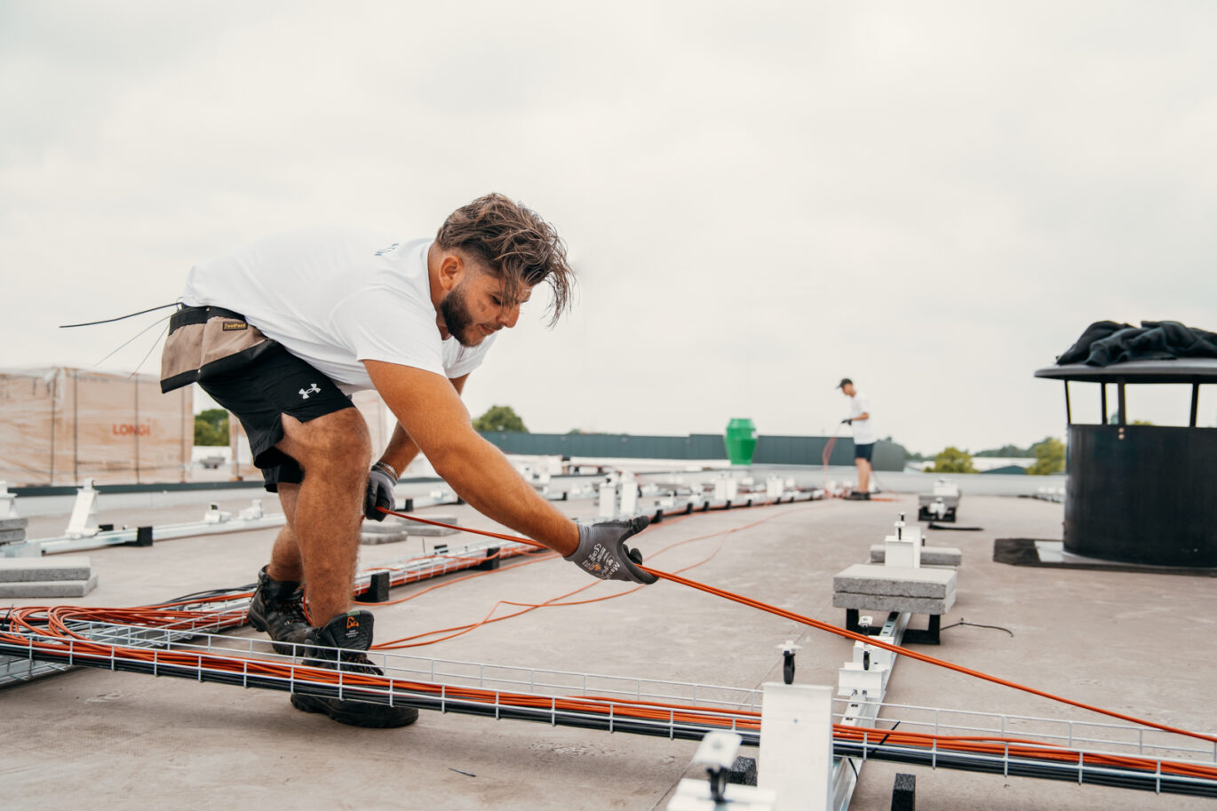 zakelijke zonnepaneleninstallatie die wordt gerealiseerd door PV-Projecten