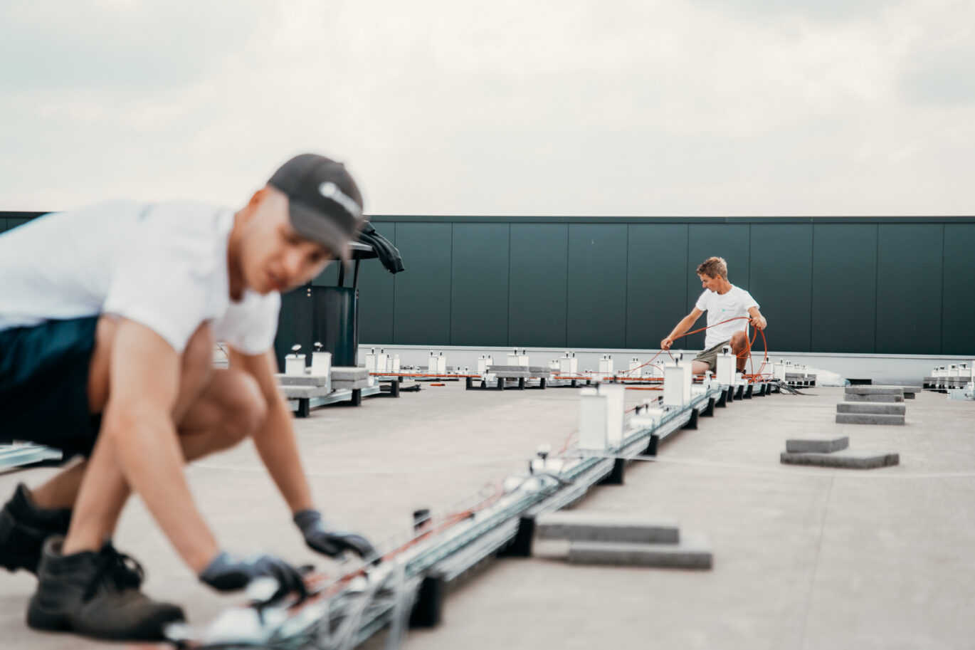 zakelijke zonnepaneleninstallatie die wordt gerealiseerd door PV-Projecten