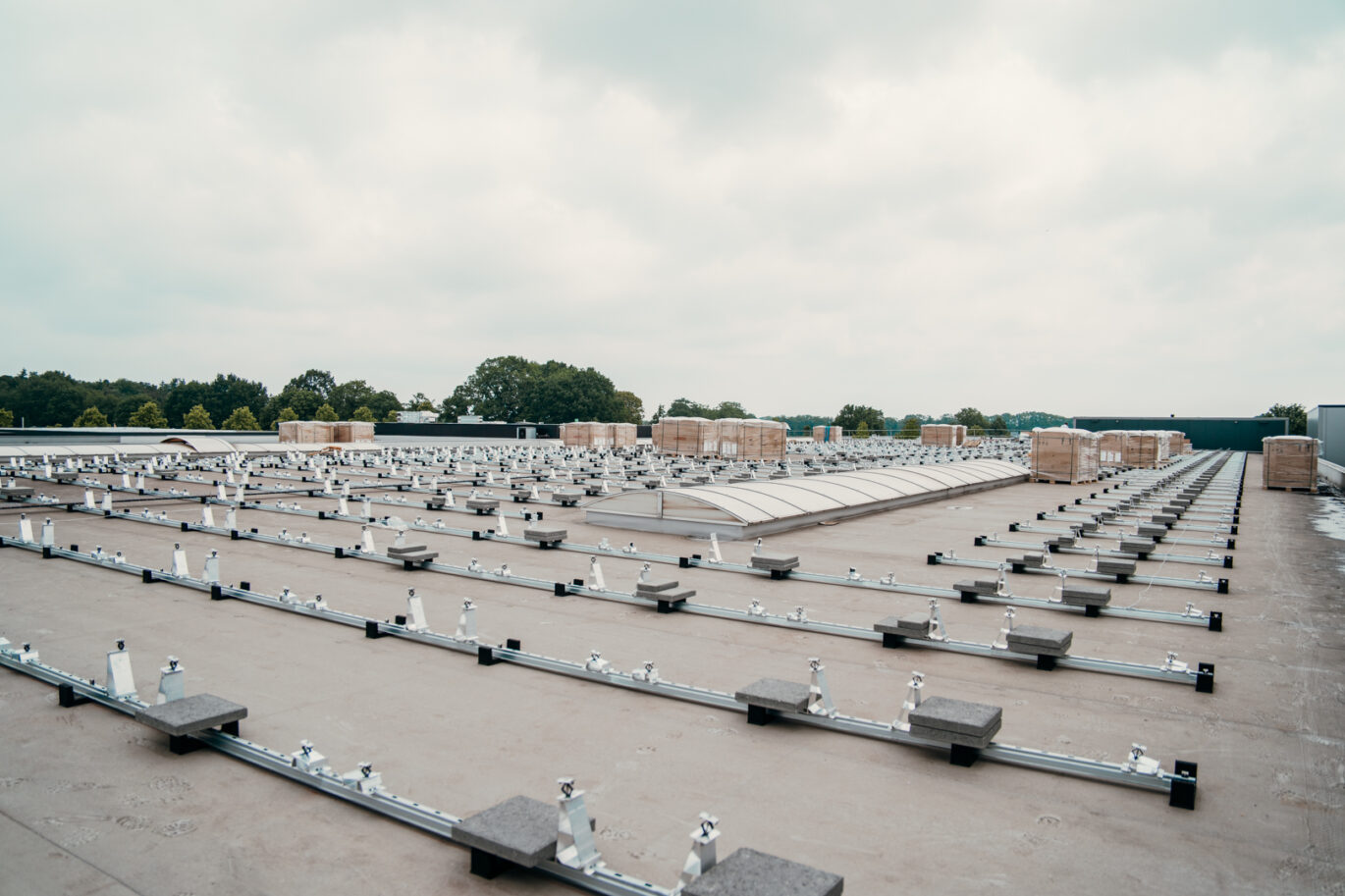 zakelijke zonnepaneleninstallatie die wordt gerealiseerd door PV-Projecten