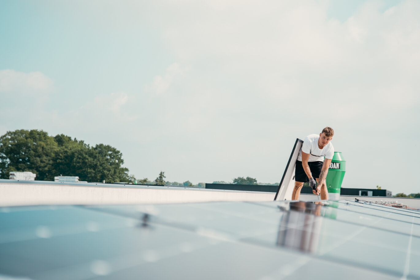 zakelijke zonnepaneleninstallatie die wordt gerealiseerd door PV-Projecten