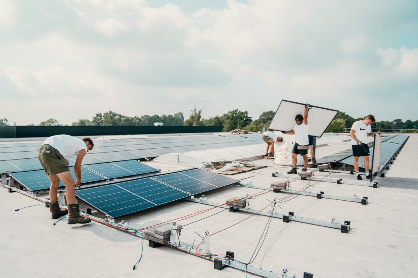 zakelijke zonnepaneleninstallatie die wordt gerealiseerd door PV-Projecten