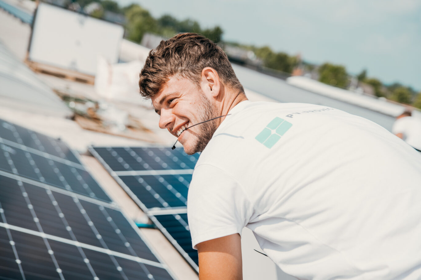 zakelijke zonnepaneleninstallatie die wordt gerealiseerd door PV-Projecten