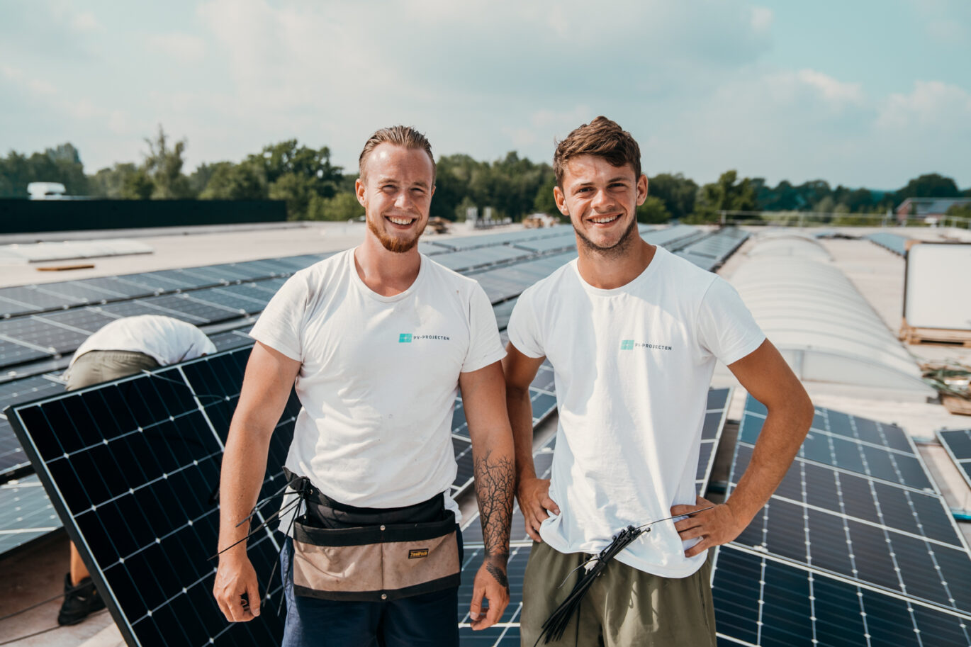 zakelijke zonnepaneleninstallatie die wordt gerealiseerd door PV-Projecten
