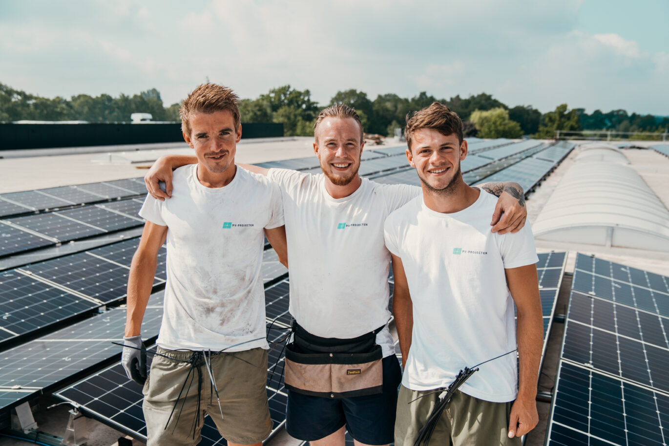 zakelijke zonnepaneleninstallatie die wordt gerealiseerd door PV-Projecten