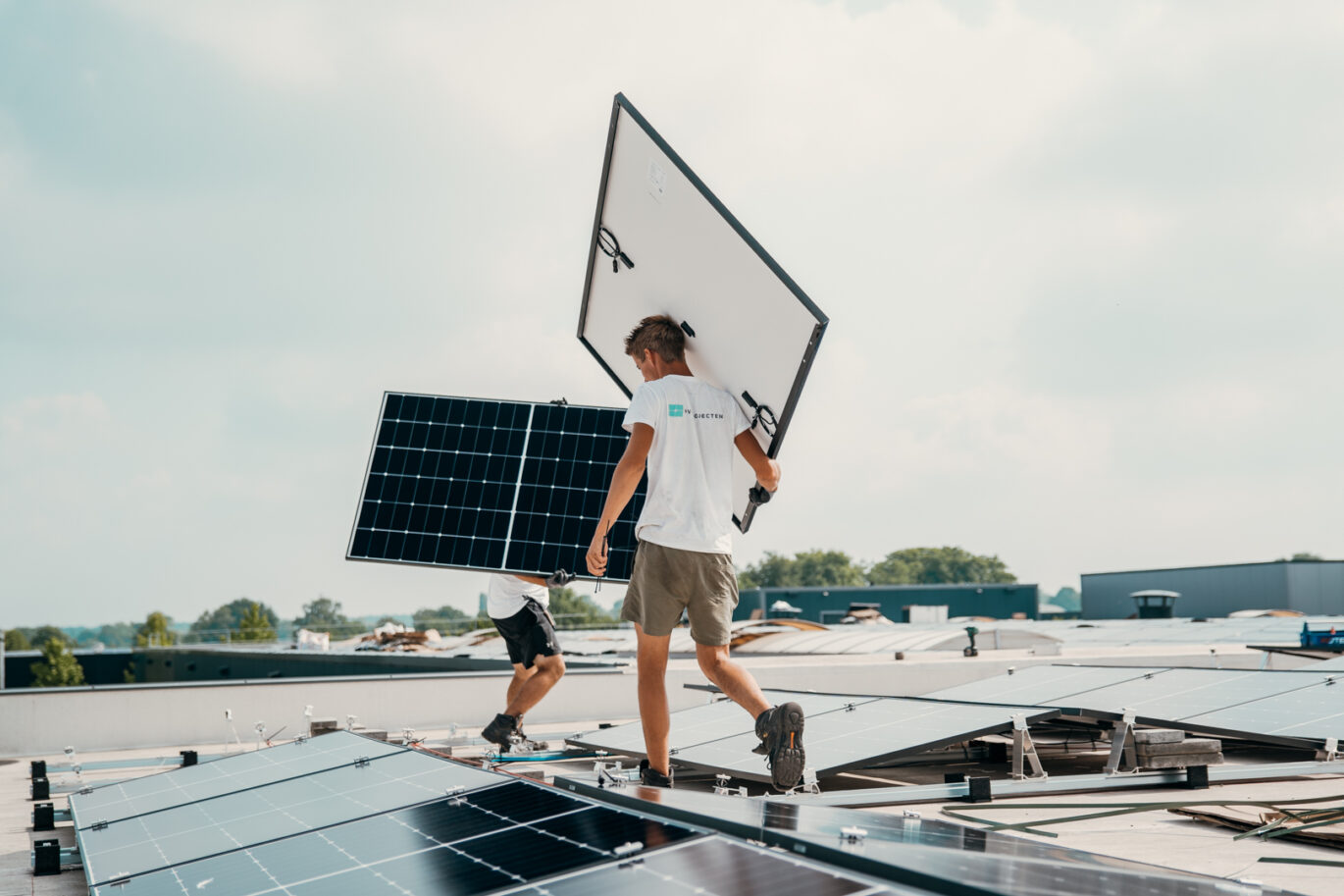 zakelijke zonnepaneleninstallatie die wordt gerealiseerd door PV-Projecten