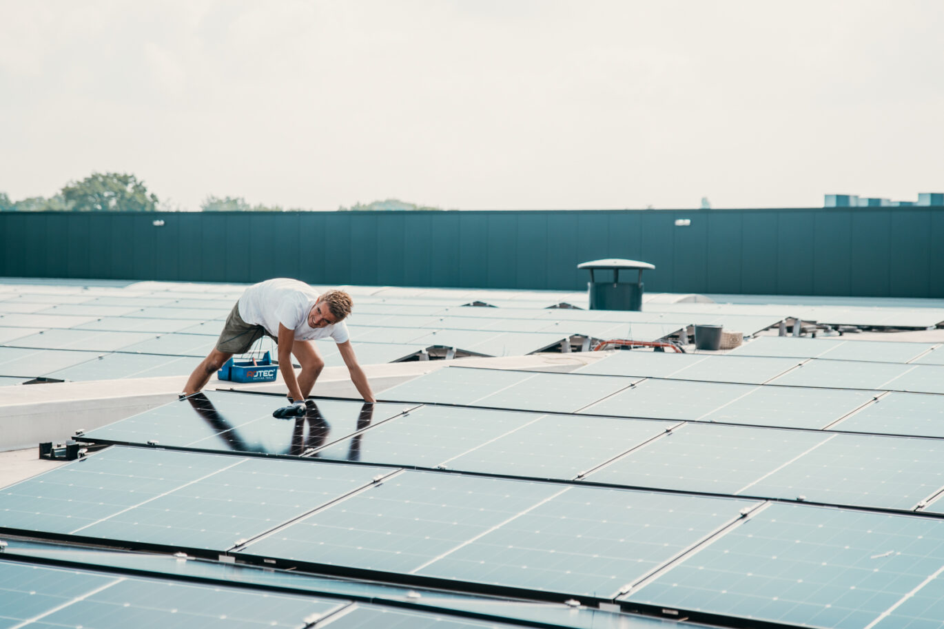 zakelijke zonnepaneleninstallatie die wordt gerealiseerd door PV-Projecten