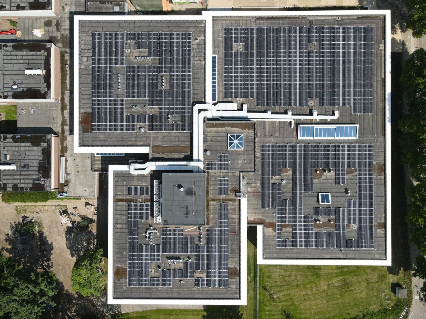 gerealiseerde zakelijke zonnepaneleninstallatie van PV-Projecten