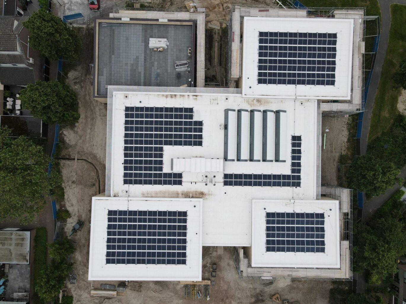 zakelijke zonnepaneleninstallatie gerealiseerd door PV-Projecten