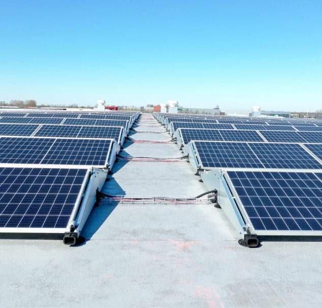 gerealiseerde zonnepaneleninstallatie van PV-Projecten