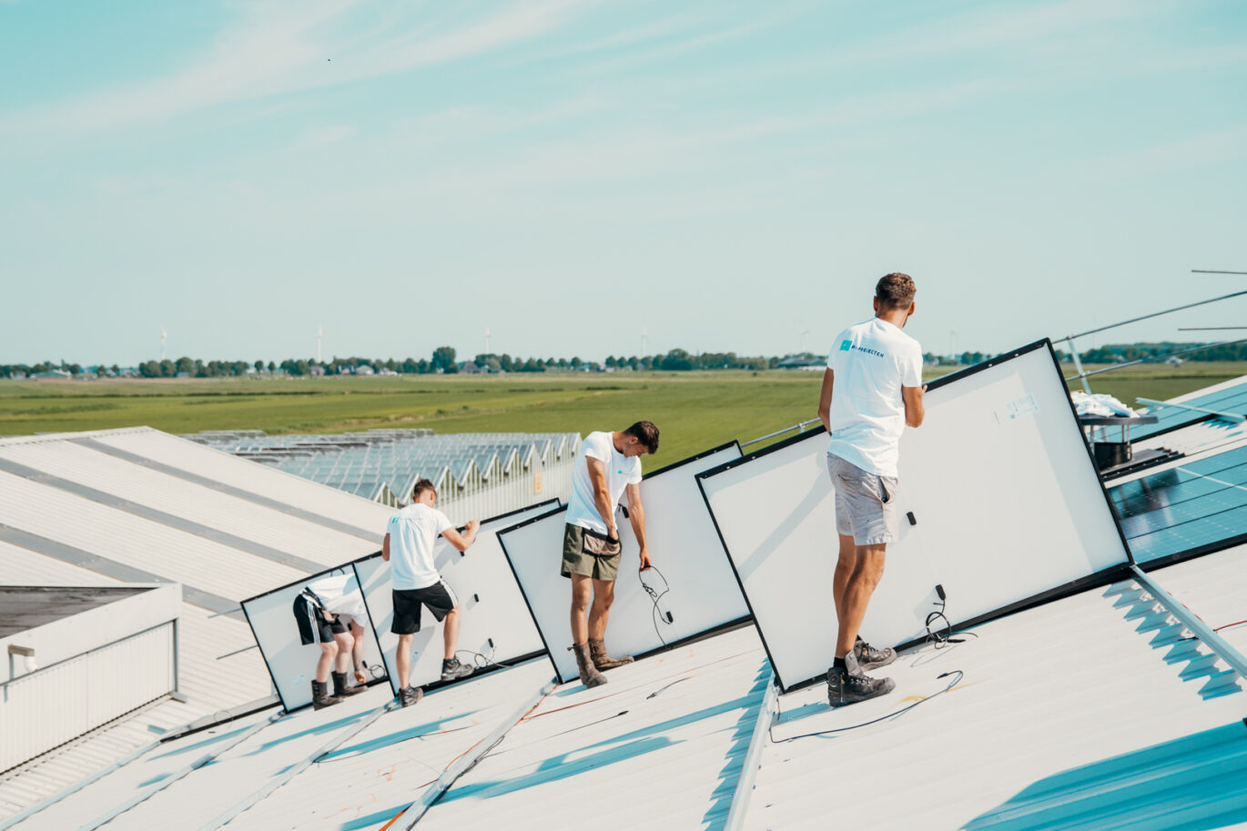 zakelijke zonnepaneleninstallatie die wordt gerealiseerd door PV-Projecten